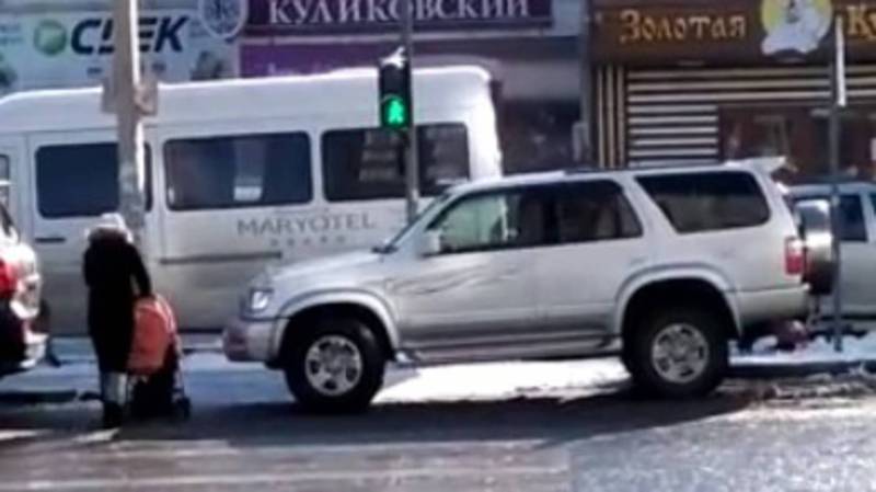 На ул.Жетикашкаевой «Тойоту» припарковали на пешеходном переходе. Видео