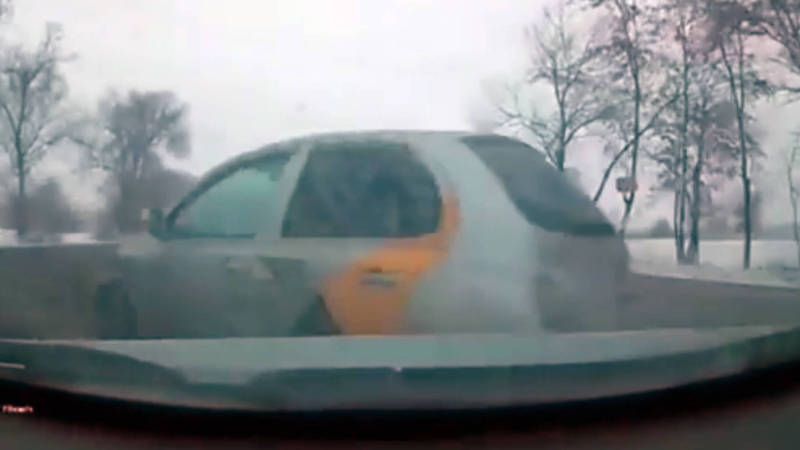 Таксист спровоцировал ДТП в пригороде Бишкека. Видео