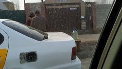 В жилмассиве Ак-Орго на улице продают бензин в пластиковых бутылках. Фото