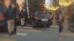 На улице Медерова водитель легковушки припарковался на «зебре». Фото