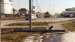 На улице Ахунбаева упал электрический столб. Фото