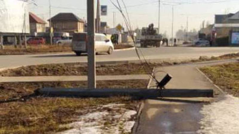 На улице Ахунбаева упал электрический столб. Фото