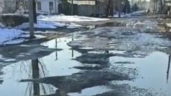 Горожанин жалуется на состояние дороги на ул.Трясина в Токмоке. Видео