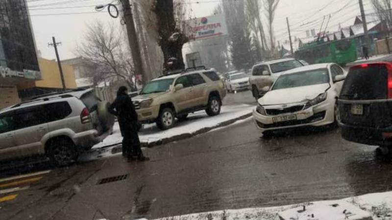 На улице Юнусалиева произошла авария. Видео, фото