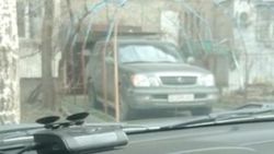Водитель «Лексуса» припарковался у подъезда многоквартирного дома, перегородив входную зону. Видео