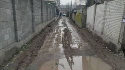 На улице Табышалиева после прокладки труб не восстановили дорогу. Фото