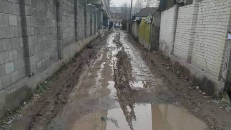 На улице Табышалиева после прокладки труб не восстановили дорогу. Фото