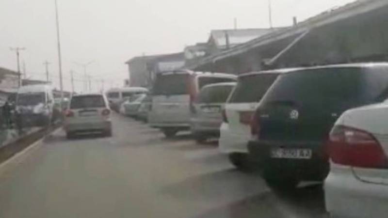 Улицу Чехова в Жалал-Абаде превратили в парковочную площадку, - горожанин (видео)