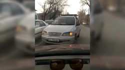На ул.Асаналиева водитель «Тойоты» едет по встречной полосе. Видео