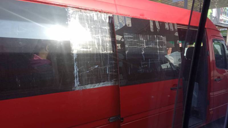 Водитель маршрутки Бишкек—Токмок заклеил скотчем неисправное окно. Фото