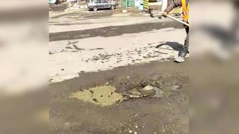 В Караколе ямы на дорогах засыпали песком. Видео