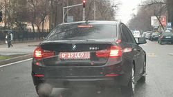 На ул.Московской водитель «БМВ» с дипномерами выехал за стоп-линию. Фото