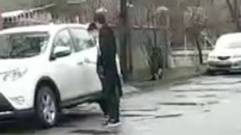 В 10 мкр два парня пытались открыть ключом припаркованные машины. Видео