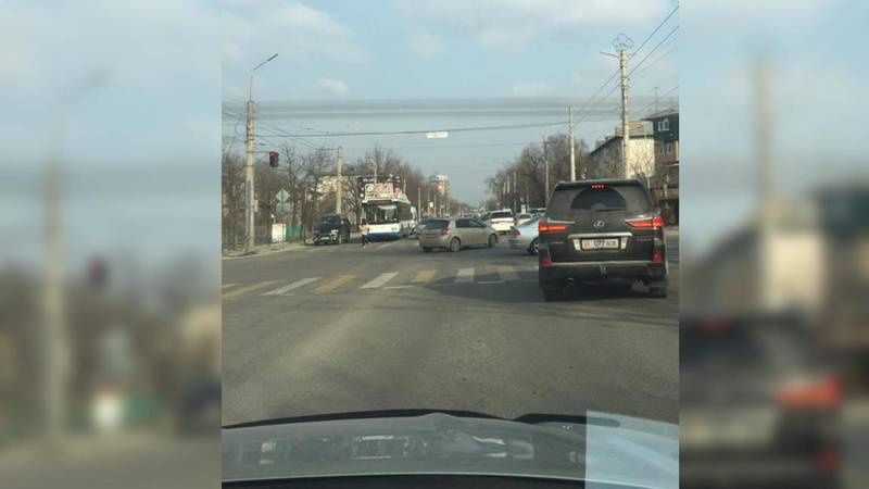 На Ахунбаева-Токтоналиева водитель «Лексуса» выехал за стоп-линию. Фото