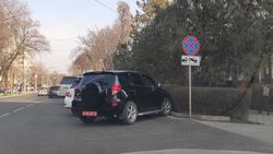 На Московской-Тыныстанова водители паркуются в неположенном месте. Фото