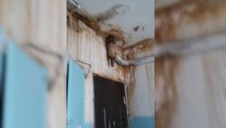 В 3 мкр в Токмоке в домах с потолка течет вода. Видео, фото