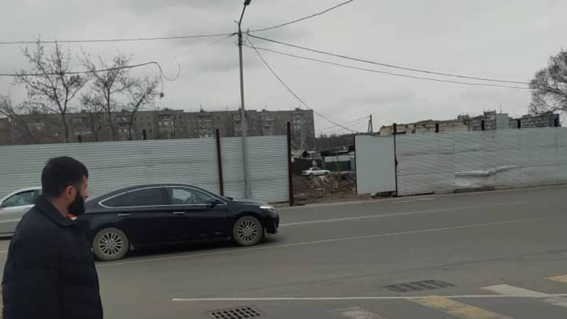 Металлический лист с ограждения на ул.Т.Айтматова закреплен. Фото