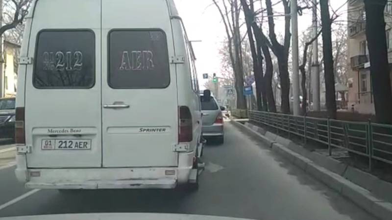 В Бишкеке на колесах «Мерседеса» торчат металлические колпаки за пределы машины. Видео