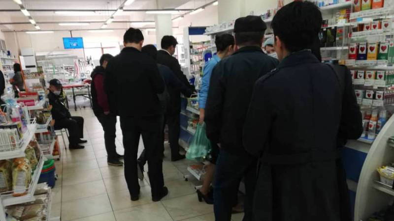 В аптеках Бишкека выстроилась очередь за медицинскими масками. Фото