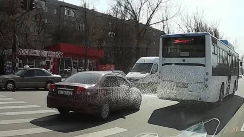 Бишкекчанин отправил видео о нарушениях ПДД на дорогах города