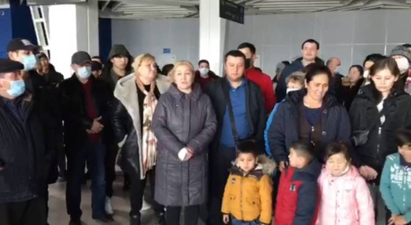 Кыргызстанцы, застрявшие в аэропорту Новосибирска, просят забрать их домой. Видео