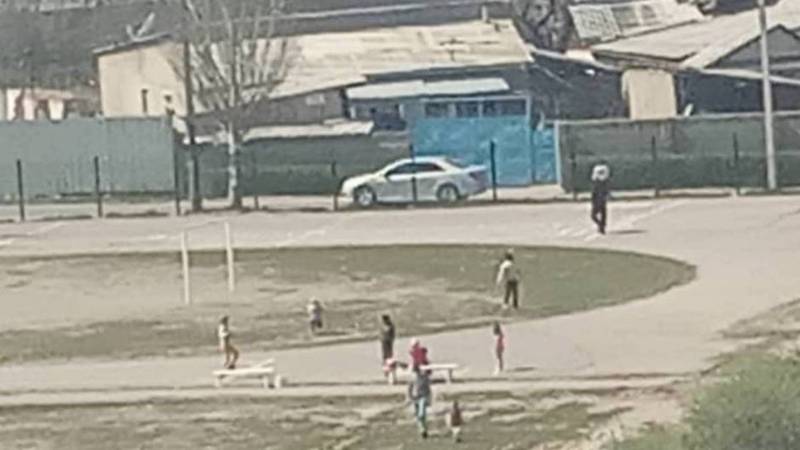 В мкр Джал в Бишкеке дети гуляют во дворе, несмотря на карантин. Фото