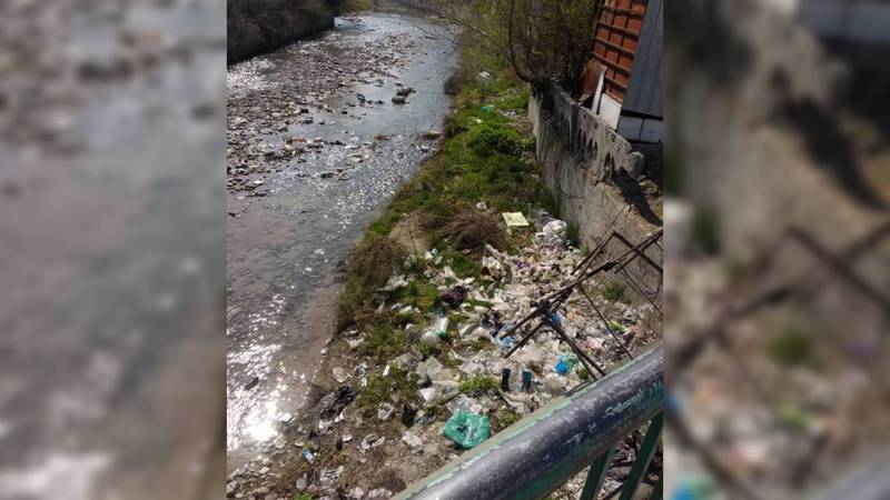 На Токтогула-Кулиева канал возле Ошского рынка забросан мусором