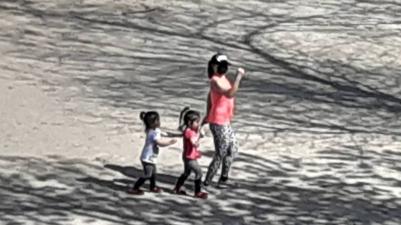 На Жибек-Жолу—Орозбекова дети играют во дворе, несмотря на режим ЧП