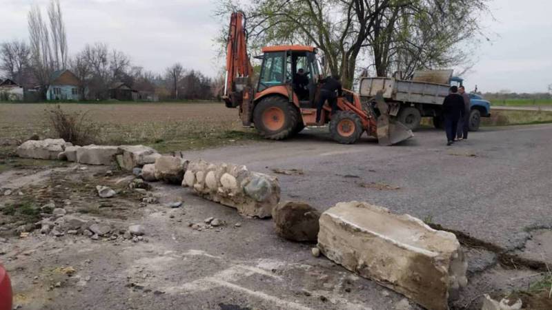 В селе Кызыл-Туу Сокулукского района перекрыли улицы, оставив центральную улицу