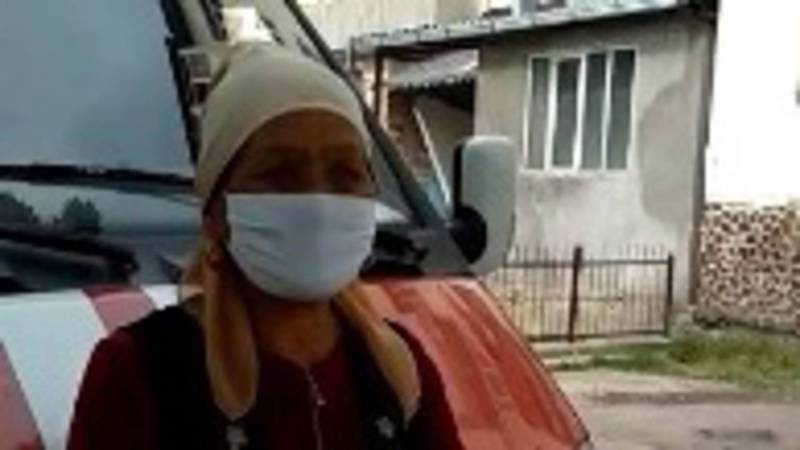 Бишкекчанка благодарит сотрудников МЧС за дезинфекцию подъездов и подвалов. Видео