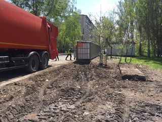 Сотрудники «Комтранском» убрали мусор в 10 мкр напротив домов 26, 27
