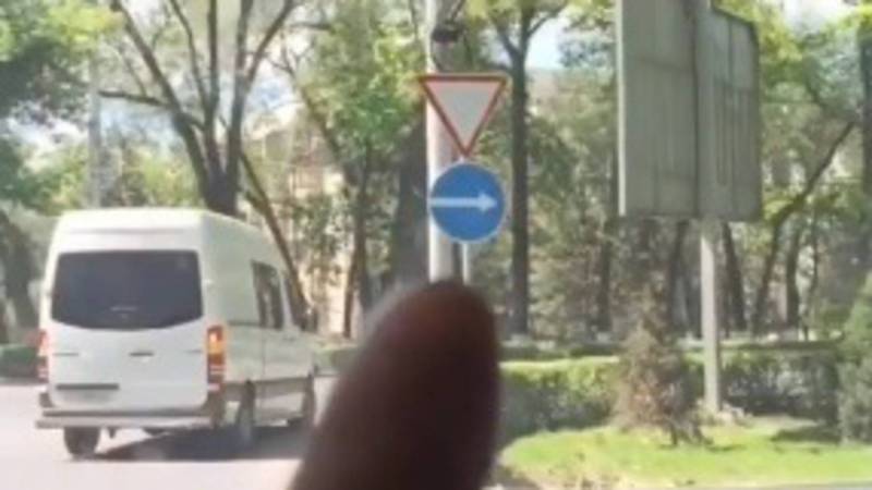 На ул.Джаманбаева при выезде на проспект Айтматова появился новый знак. Видео