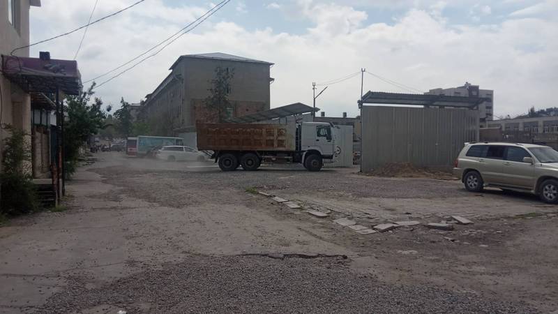 Жители ул.Суванбердиева жалуются на пыль и шум от грузовых машин. Фото