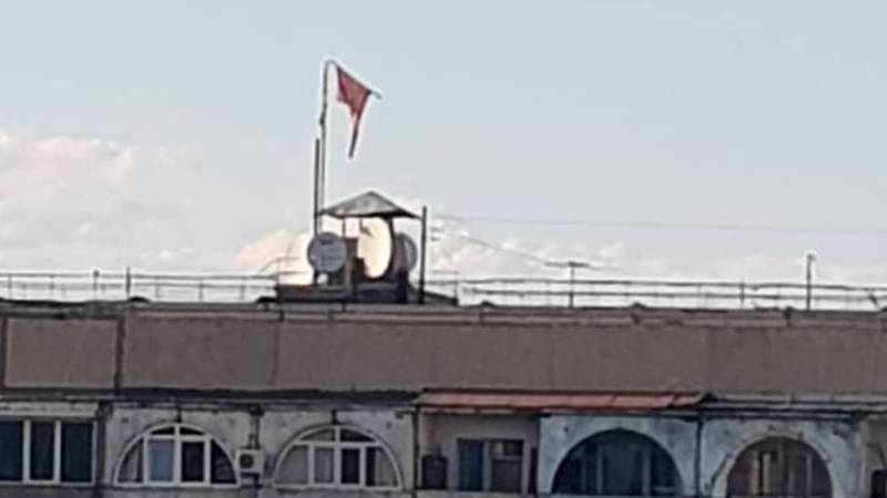 На крыше дома на Горького висит порванный флаг. Фото очевидца