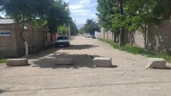 Ул.Ашхабадскую самовольно перекрыли бетонными плитами, - горожанин. Фото