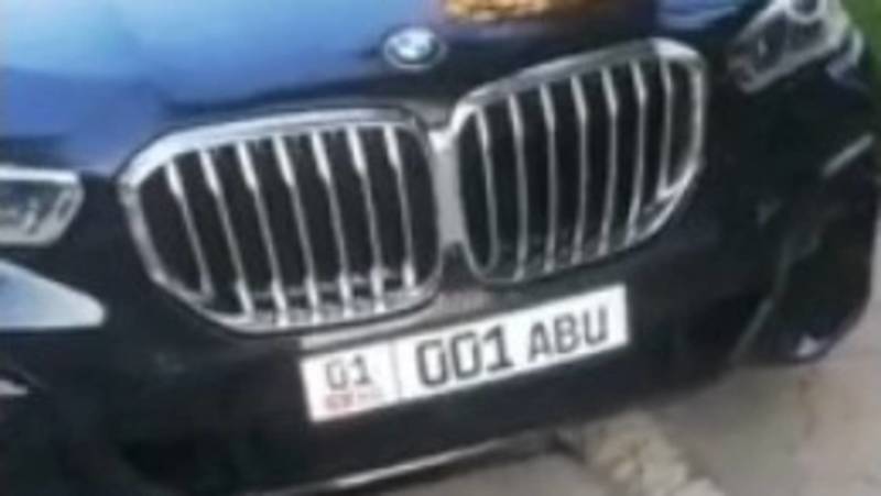 На ул.Боконбаева водитель припарковал свой BMW на тротуаре, - очевидец. Фото