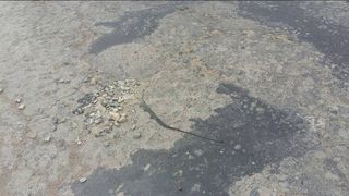 На участке автотрассы Бишкек—Каракол с северной части ямы на дороге засыпали щебнем, - житель Иссык-Куля (фото)