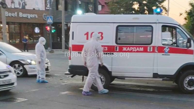 Скорая попала в ДТП в Бишкеке. Видео