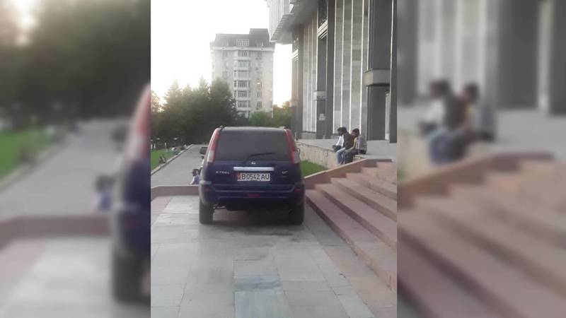 В Бишкеке водитель «Ниссана» припарковался на лестнице возле главного входа в Филармонию. Фото