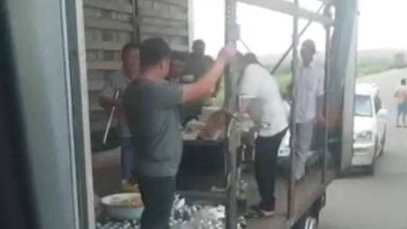На КПП «Ак-Тилек» группа людей бесплатно раздает еду водителям фур. Видео
