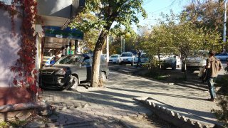 «Хонда CRV» вылетела на тротуар и врезалась в магазин на Ахунбаева <b>(фото)</b>