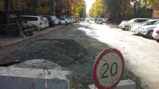Ремонтные работы по центральной улице Раззакова идут с июня, обещали закончить больше месяца назад, когда это закончится, - читатель <b>(фото)</b>