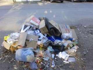 Жители города жалуются на кучи мусора на улицах <b>(фото)</b>