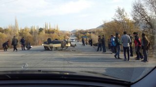 Произошло ДТП на автодороге Бишкек-Ош, один из автомобилей перевернулся, есть пострадавшие <b>(фото)</b>