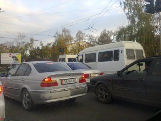 Читатель просит перенастроить светофор на Ахунбаева - Байтик Баатыра, потому что пешеходы не успевают перейти улицу <b>(фото)</b>