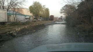 Машины тонут в воде на дороге возле Маслосырбазы, что будет зимой? - автолюбитель <b>(фото)</b>