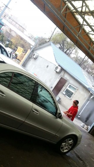 Почему на автомойке по Фрунзе работает 8-летний мальчик? - читатель <b>(фото)</b>