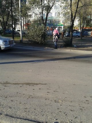 В микрорайоне «Улан-2» в час пик невозможно перейти улицу Шабдан Баатыра <b>(фото)</b>