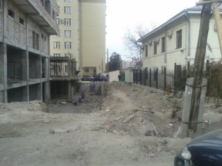 Строительство по улице Коенкозова уже более 2 месяцев перекрывает проход к близлежащим домам, - горожане <b>(фото)</b>
