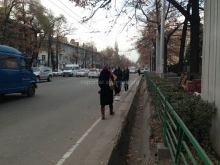 Из-за ремонта тротуара возле посольства России людям приходится идти по проезжей части загруженного проспекта Манаса, - горожанин <b>(фото)</b>